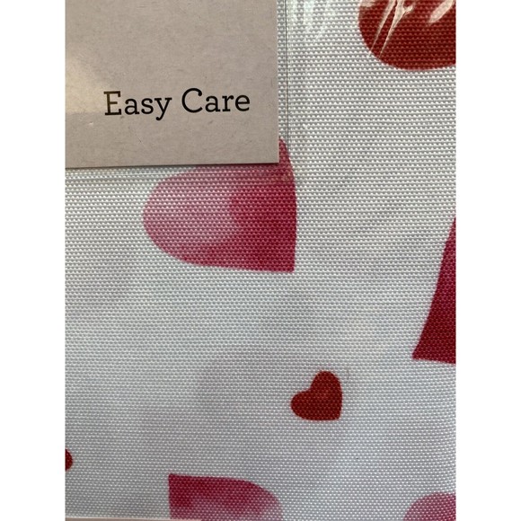 NEW 60 X 84 OBLONG TABLECLOTH KISS HEARTS WHITE RED PINK DATE NIGHT SPILL PROOF - Picture 2 of 3
